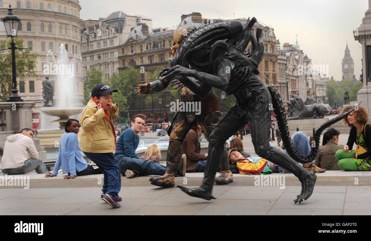 I personaggi in costume di Alien e Predator trascorrono la giornata esplorando Londra prima del lancio di Alien vs. Predator 2: Requiem. Foto Stock