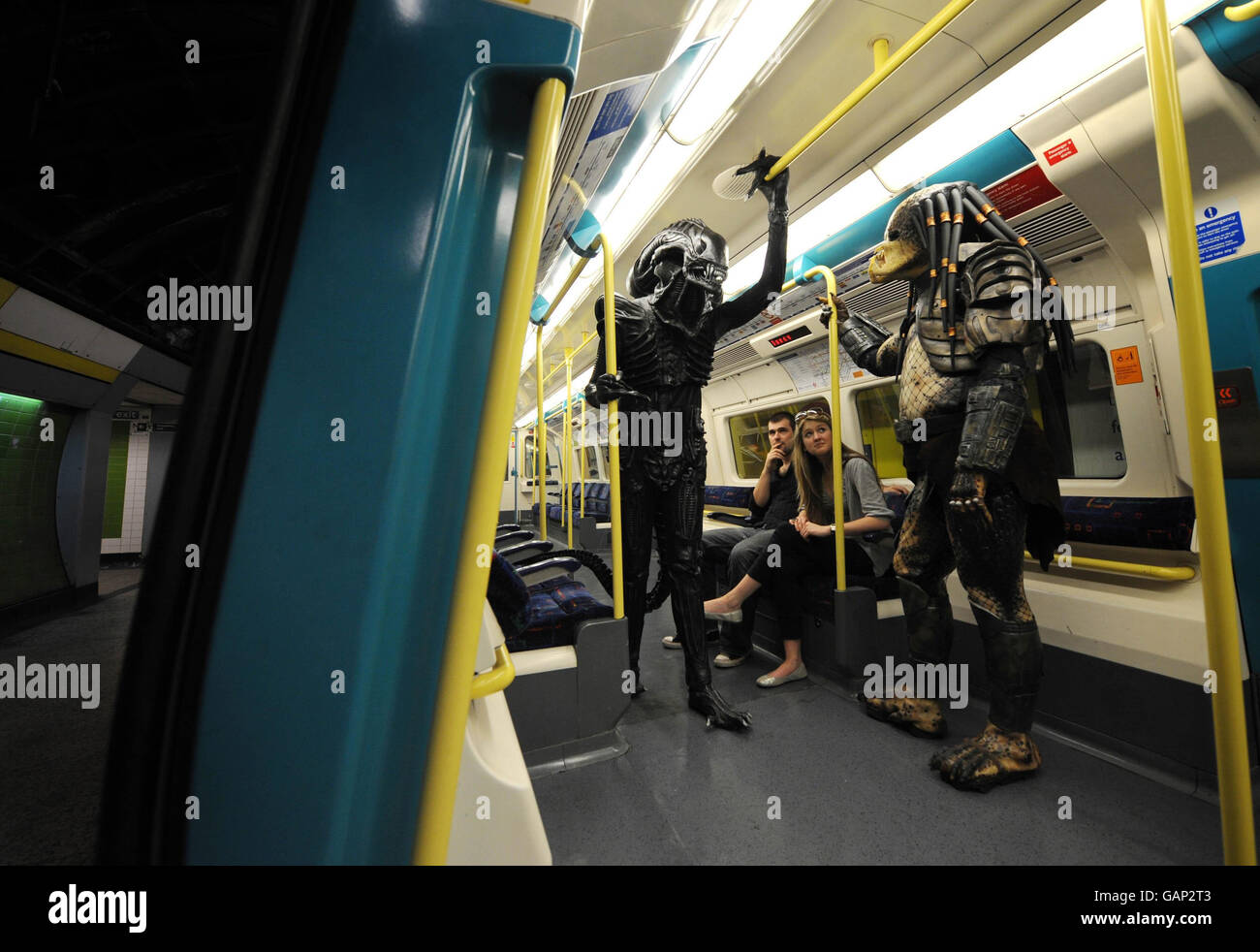 Alien e Predator caratteri come turisti - Londra Foto Stock