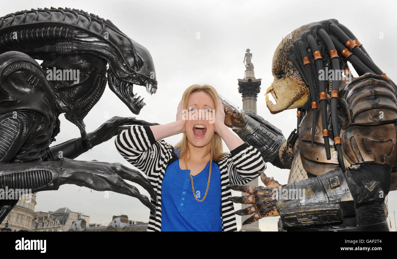 Alien e Predator caratteri come turisti - Londra Foto Stock
