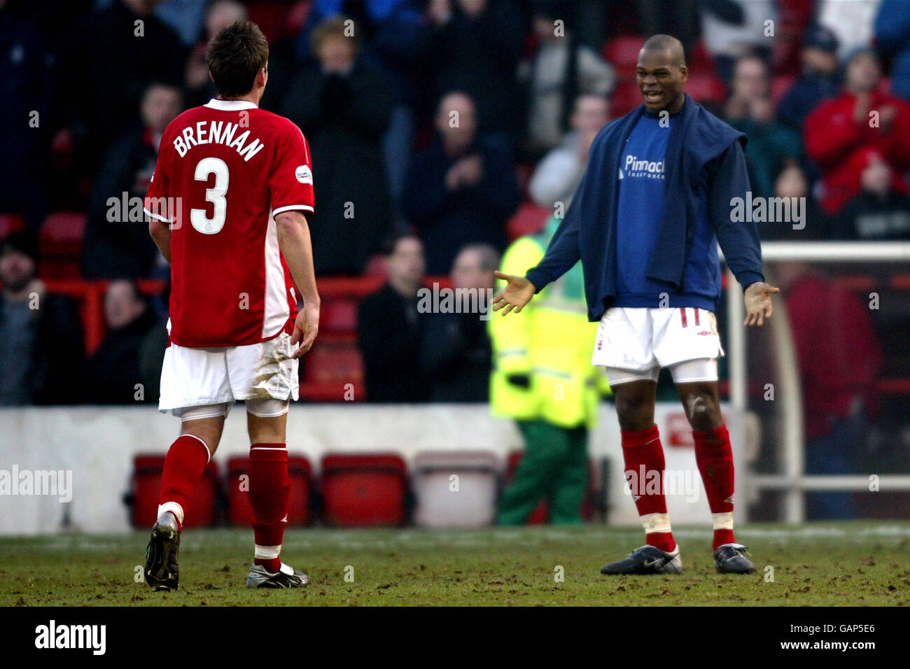 Calcio - Nationwide League Division uno - Nottingham Forest / Stoke City. Jim Brennan e Marlon Harewood della foresta di Nottingham festeggiano la vittoria della squadra 6-0 Foto Stock