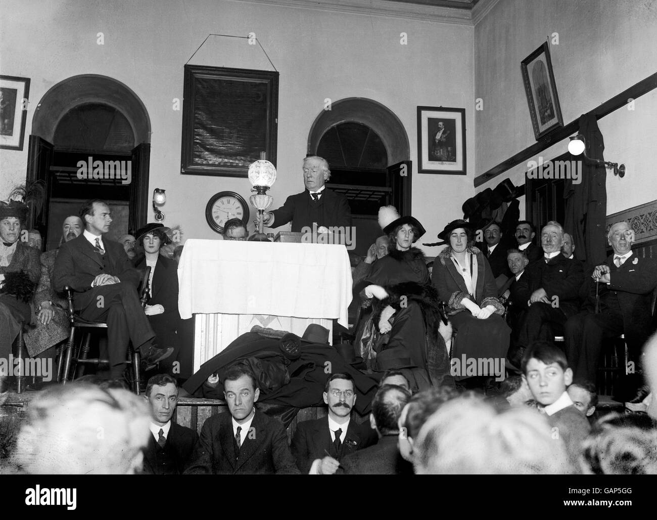 Il primo ministro Herbert Asquith parla a Ladybank vicino a Fife, Scozia. Sua figlia, Violet Asquith è seduta sulla sua sinistra e accanto a lei è la moglie di Winston Churchill, Clementine Churchill. Foto Stock