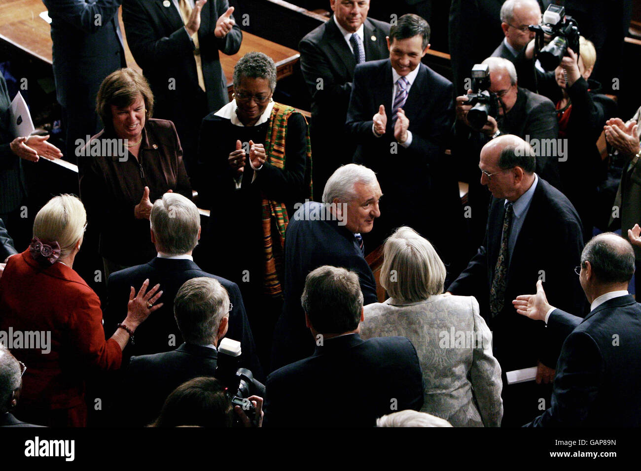 I membri del Congresso applaudono Taoiseach Bertie Ahern prima del suo discorso alla Camera del Congresso degli Stati Uniti a Washington. Foto Stock