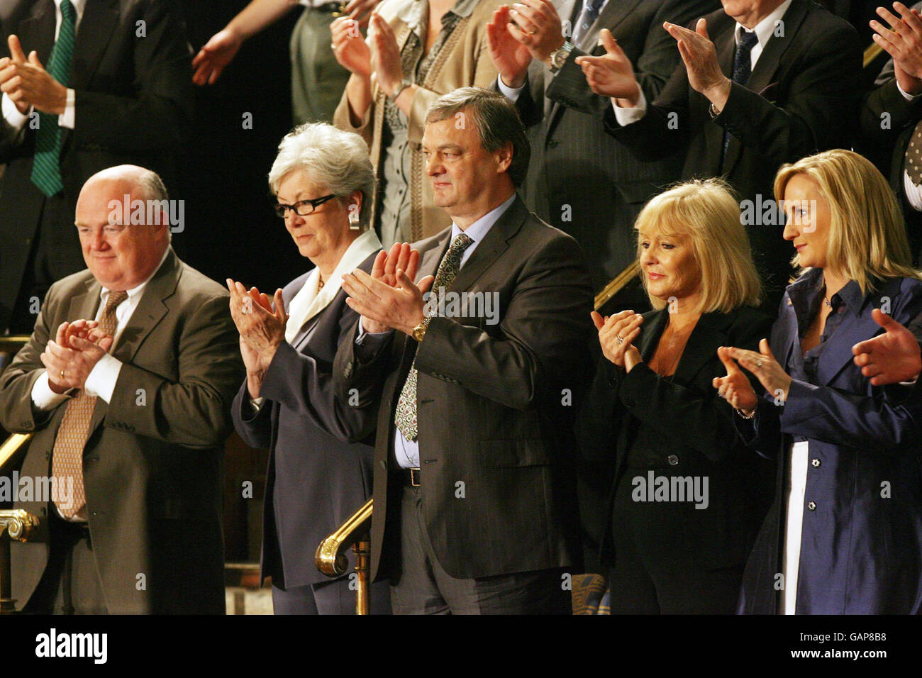 Des Richardson (centro) applaude durante il discorso di Taoiseach Bertie Aherns alla Camera del Congresso degli Stati Uniti a Washington. Foto Stock