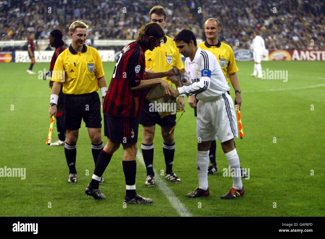 Calcio - UEFA Champions League - Gruppo C - Real Madrid / AC Milan. Raul di Real Madrid e (r) Paolo Maldini di AC Milan (l) scambiano i pennants prima del calcio d'inizio Foto Stock