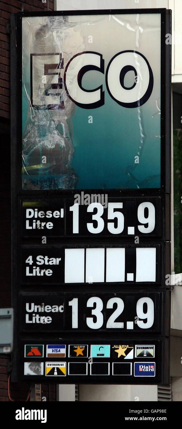 Il diesel è pubblicizzato a 135.9 pence per litro e senza piombo a 132.9 pence per litro alla stazione di servizio di Holland Road a Kensington, Londra. Foto Stock