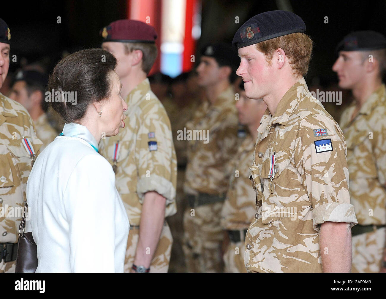 Il principe Harry riceve la medaglia della campagna Foto Stock