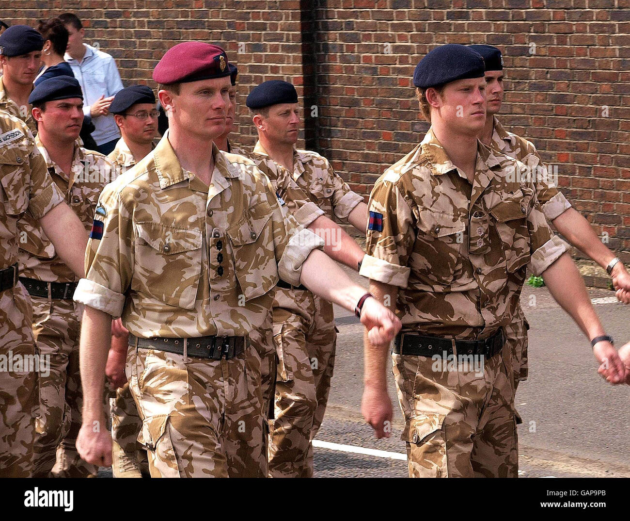 Il Principe Harry (a destra) e il Reggimento della Cavalleria domestica marciarono per le strade di Winsdor verso la Chiesa della Garrison dell'Esercito per un servizio di memoria per coloro che sono morti in Afghanistan. Foto Stock