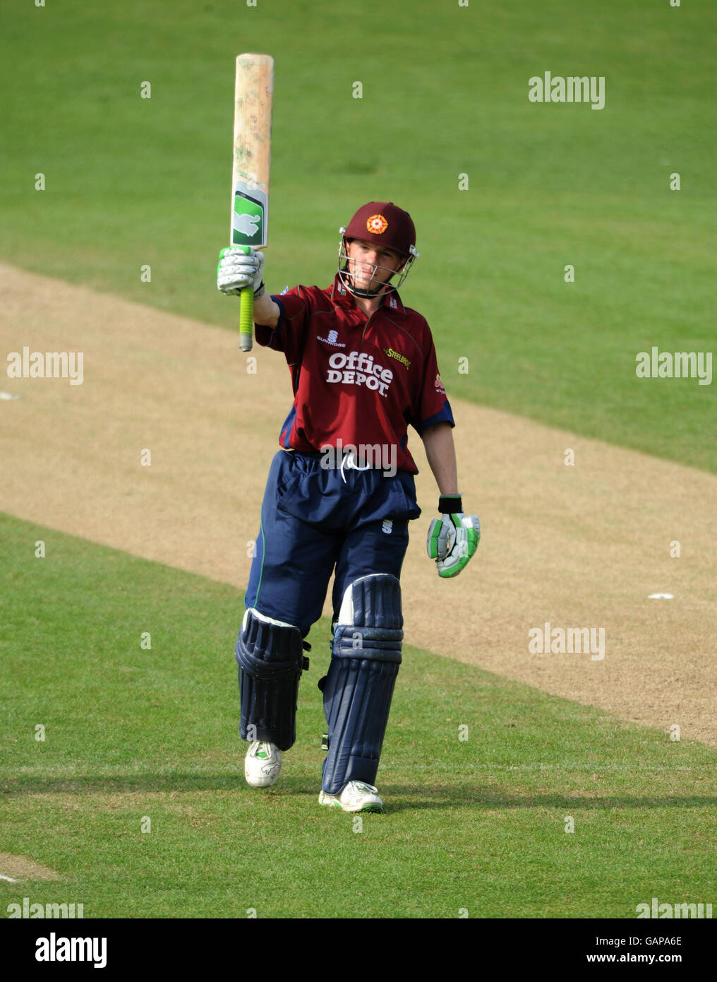 Niall o'Brien del Northamptonshire festeggia il raggiungimento del suo 50 durante la partita del Friends Provident Trophy al County Ground, Northampton. Foto Stock