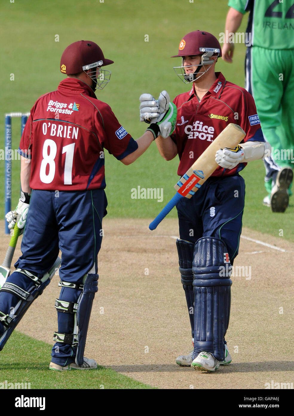 Stephen Peters del Northamptonshire festeggia il raggiungimento del suo 50 con Niall o'Brien durante la partita del Trofeo Friends Provident al County Ground di Northampton. Foto Stock