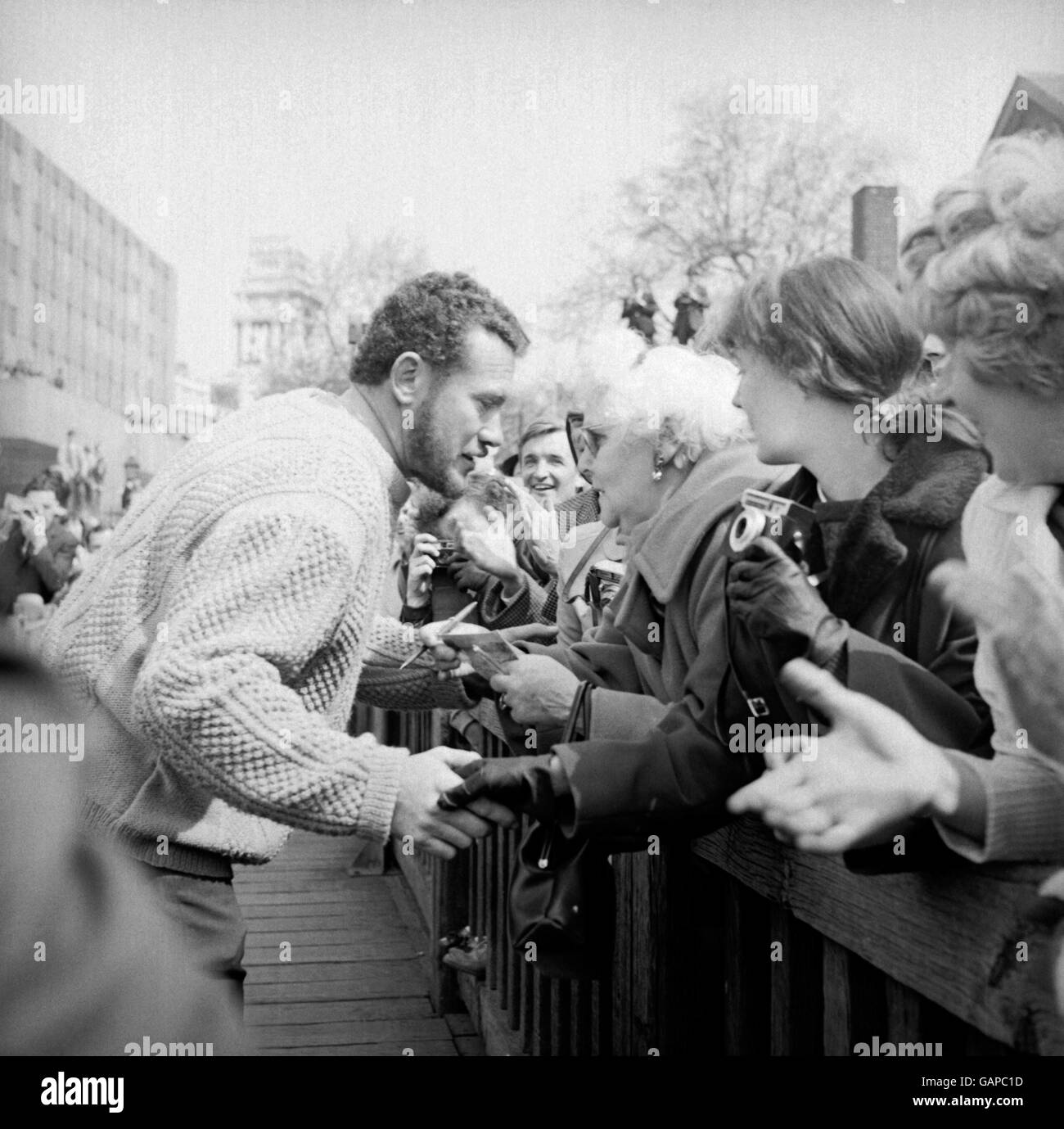 Robin Knox-Johnston, vincitore della gara del Sunday Times Golden Globe, riceve le congratulazioni dei membri del pubblico che si erano rivelati di vederlo arrivare al Tower Pier Foto Stock