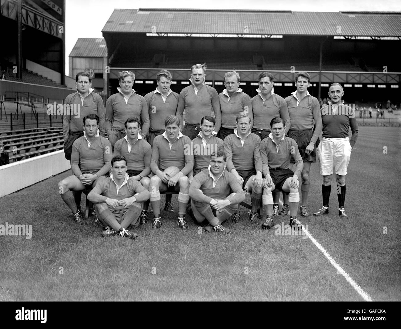 London Welsh team, back row, da sinistra a destra: Prima fila, da sinistra a destra: RH Davies, CJ Jones, V Davies, J Cottle, G Lewis, Keith Rowlands, HC Meredith, TL Davies (arbitro) prima fila, da sinistra a destra: ABW Thomas, G Pym, AB Edwards (capitano), TT Bremer, J Lelevazione, Carwyn James. A terra, da sinistra a destra, H Evans e Bryn Meredith. Foto Stock