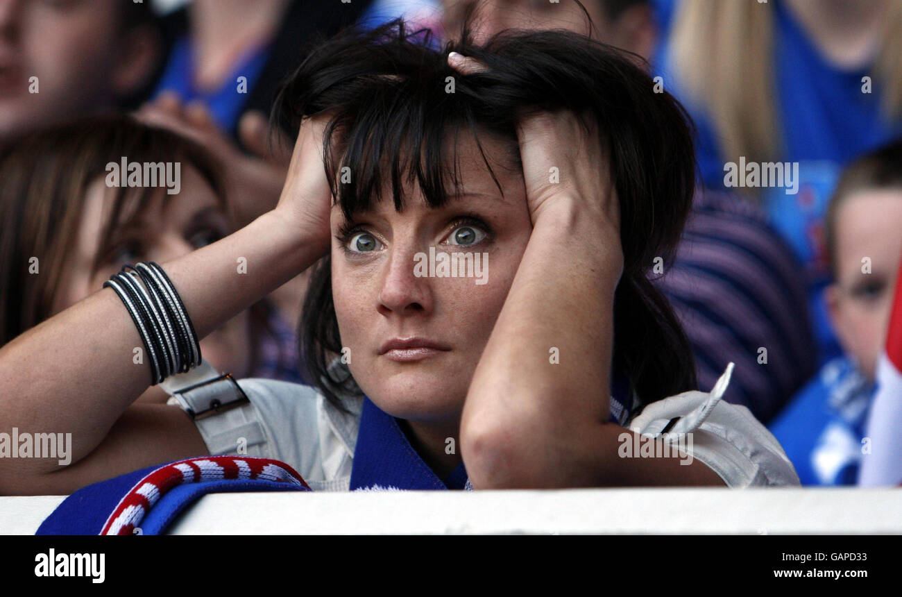 Calcio - tifosi guardare la finale di Coppa UEFA su schermi di grandi dimensioni - Ibrox Stadium Foto Stock