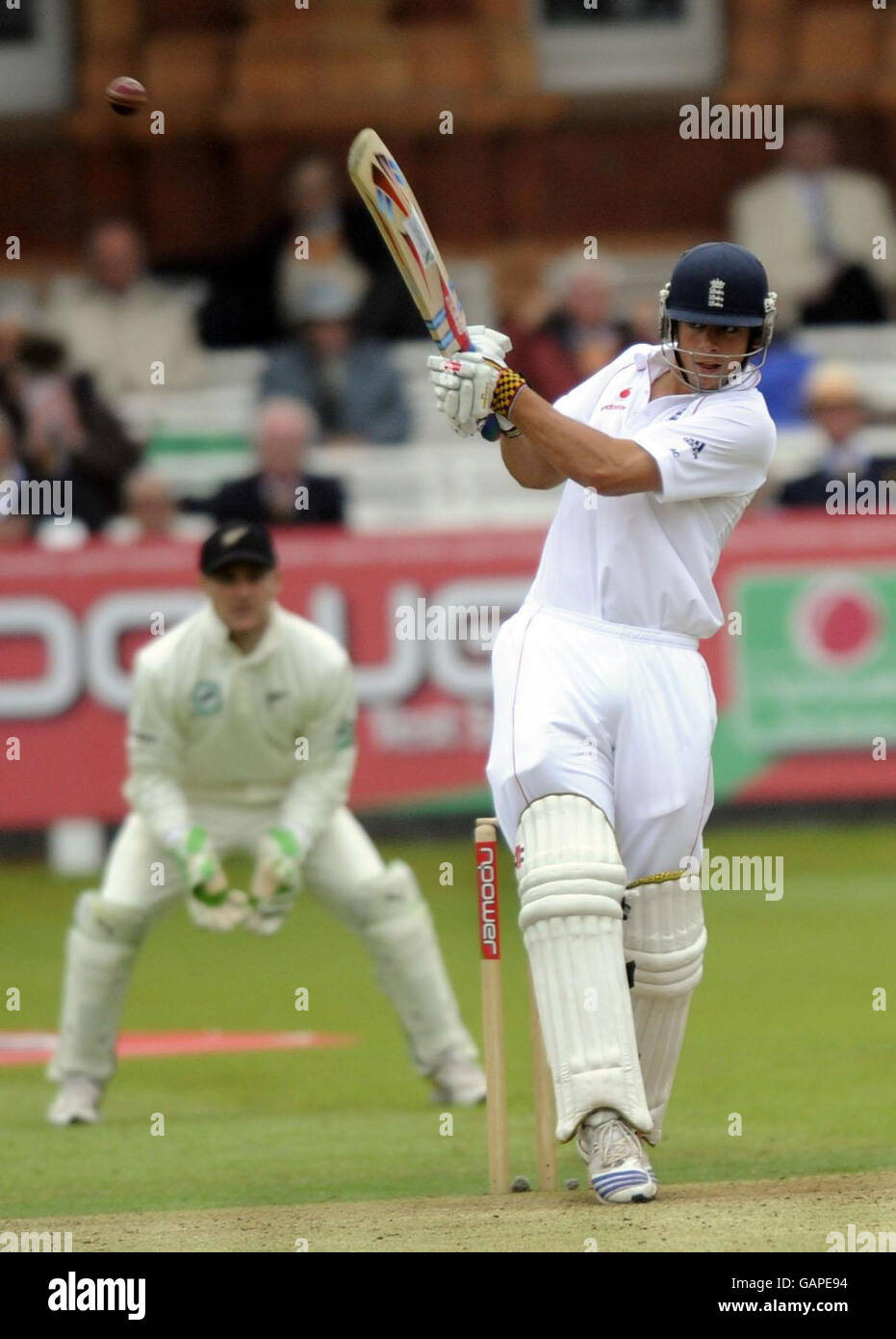 L'inglese Alastair Cook ha colpito la palla per quattro corse durante il primo test match Npower a Lord's, Londra. Foto Stock