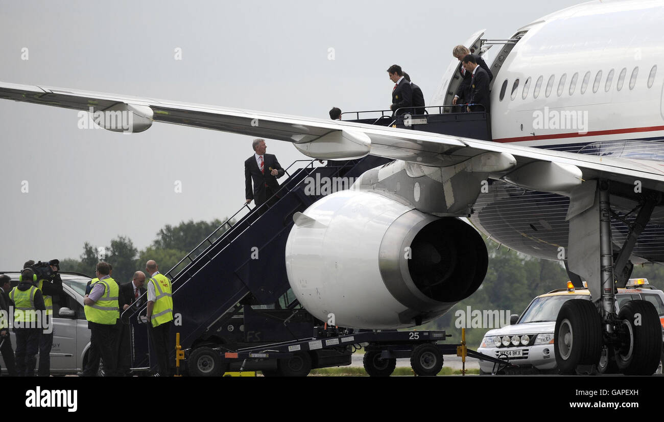 Calcio - UEFA Champions League - finale - Manchester United contro Chelsea - Manchester United partono per Mosca. Sir Alex Ferguson e il team del Manchester United salirono a bordo dell'aereo all'aeroporto di Manchester. Foto Stock