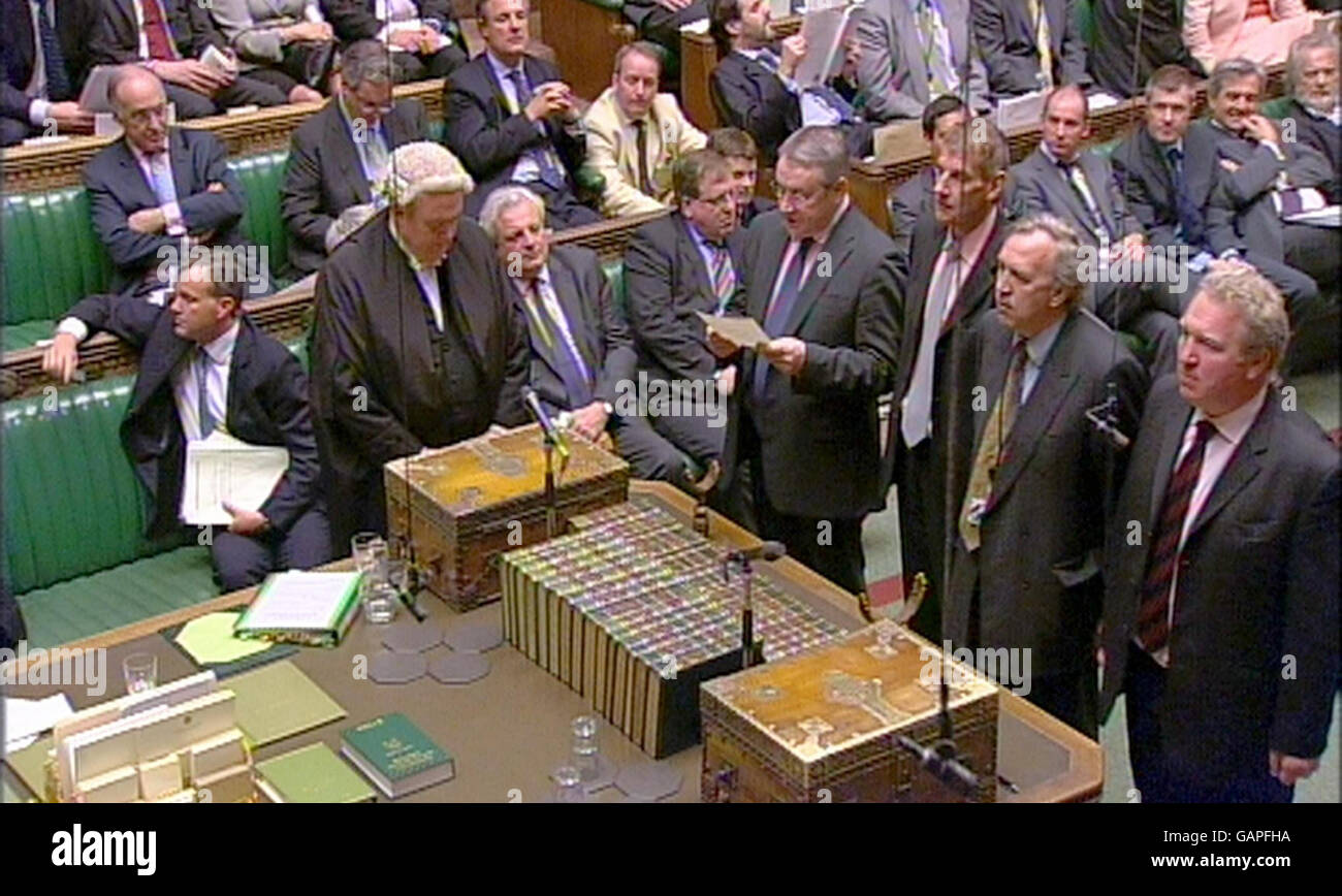 I risultati del voto embrionale dei fratelli 'aviour' sono annunciati alla Camera dei Comuni. Foto Stock