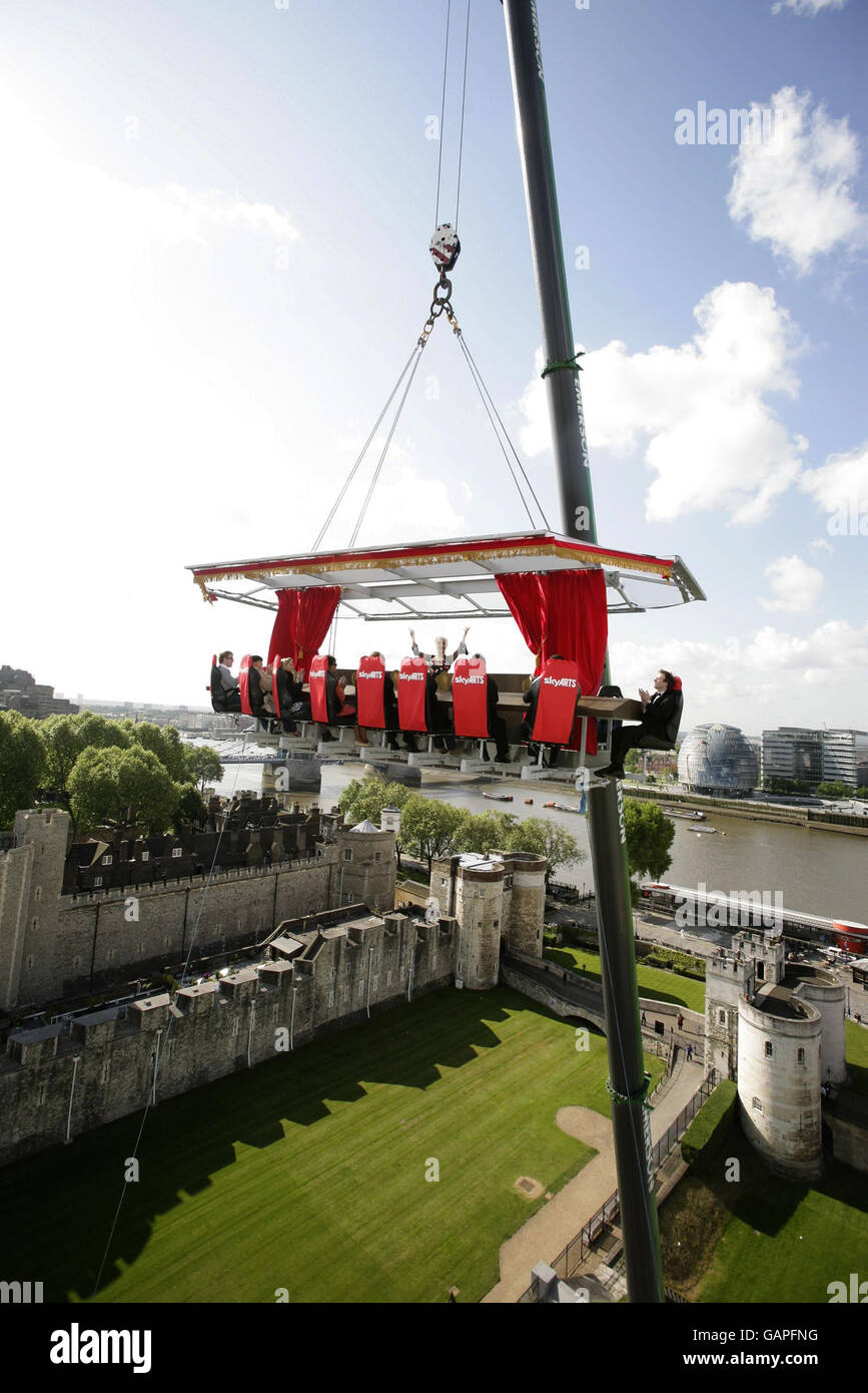 La prima rappresentazione operistica aerea al mondo - 50 metri sopra la Torre di Londra su una gru - del cantante lirico Lesley Garrett per promuovere l'iniziativa Sky Seats Extra di Sky Arts e dell'Opera Nazionale Inglese. Foto Stock