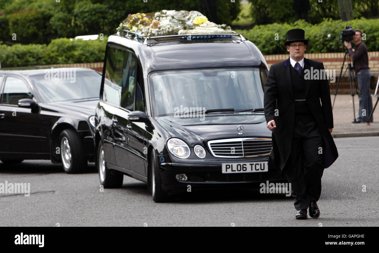 Il corteo funebre dei fratelli Paul e Jay Ross assassinati Lascia il Co-op funerale parlor a Glasgow davanti al loro sepoltura Foto Stock