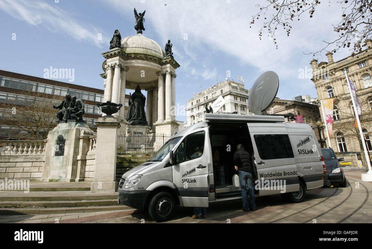 Camion SIS all'esterno della Queen Elizabeth 11 tribunali di legge a Liverpool dove stava coprendo il motivo e le indicazioni per l'audizione di Joseph Barton. Foto Stock