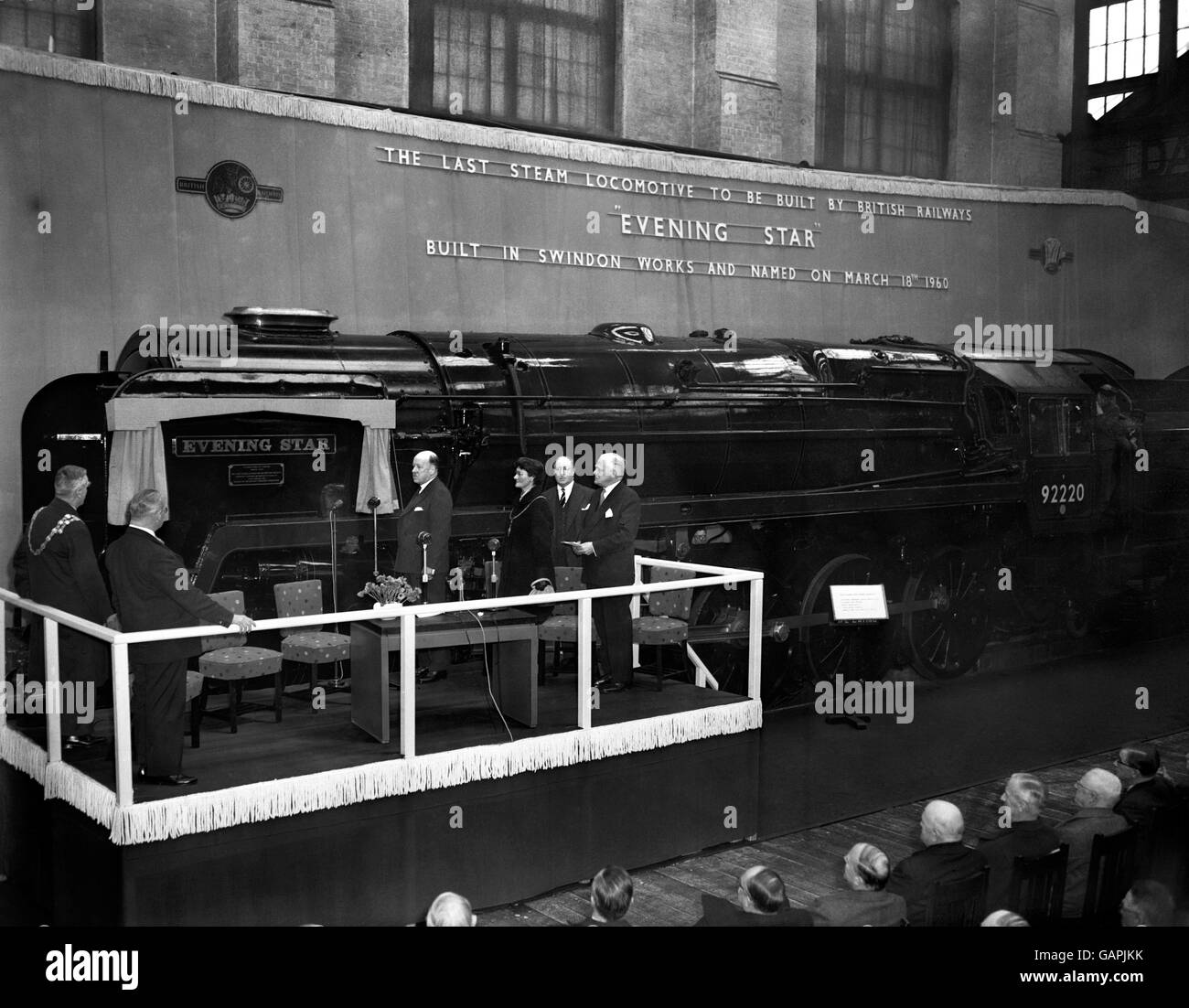 La scena all'interno della locomotiva Swindon funziona come MR K.W.C Grand, un membro della British Transport Commission ha svelato la targa di fabbrica sull'ultima locomotiva a vapore costruita dalle ferrovie britanniche. È stata chiamata 'Evening Star'. Foto Stock