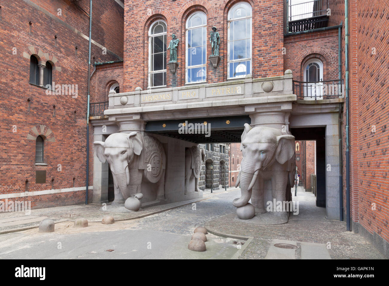 Elefantporten, la porta degli Elefanti, l'entrata storica dal lato Valby alla vecchia zona della birreria Carlsberg a Copenhagen, Danimarca. Foto Stock