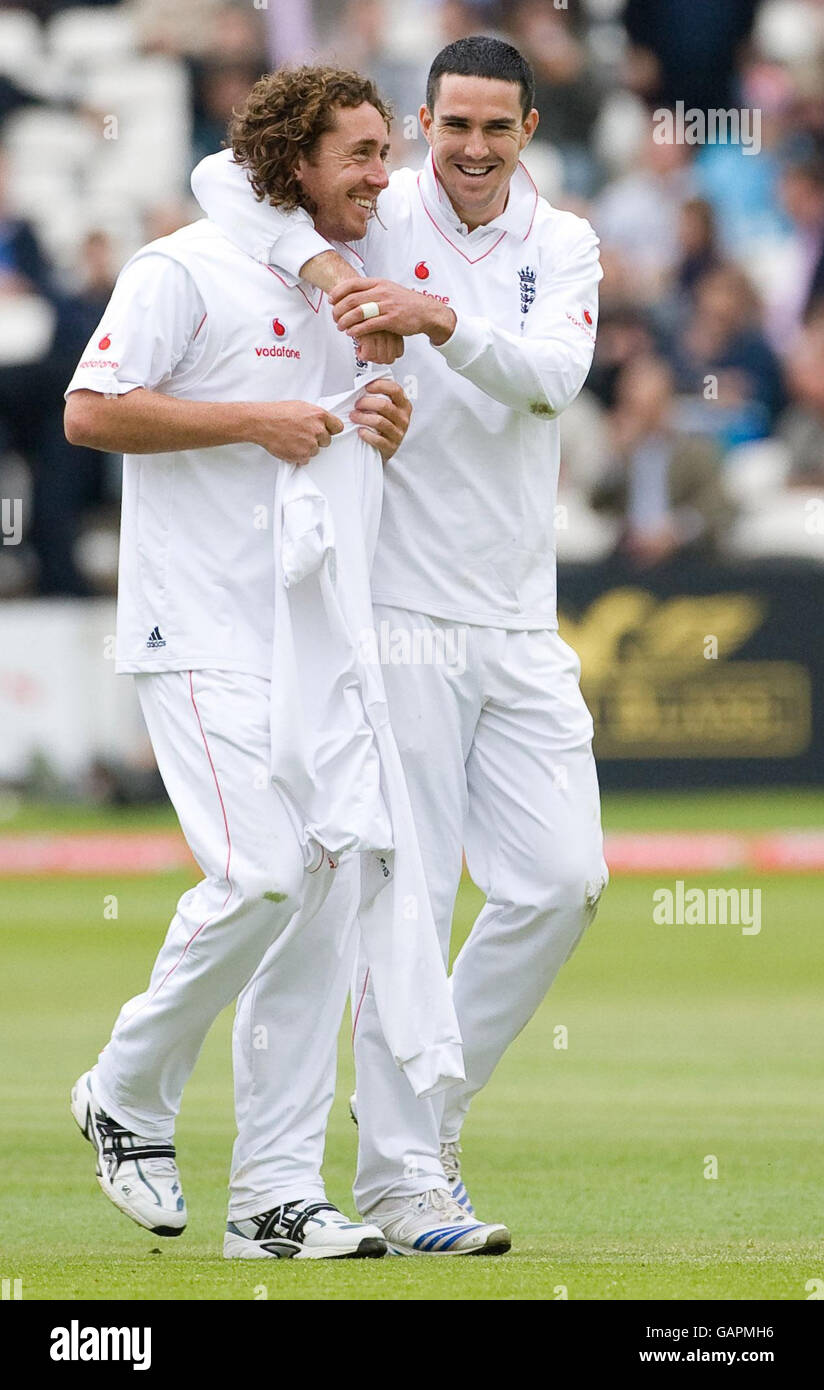 Kevin Pietersen, in Inghilterra, congrats Ryan Sidebottom dopo aver dimorato il capitano neozelandese Daniel Vettori durante il primo test match di npower a Lord's, Londra. Foto Stock