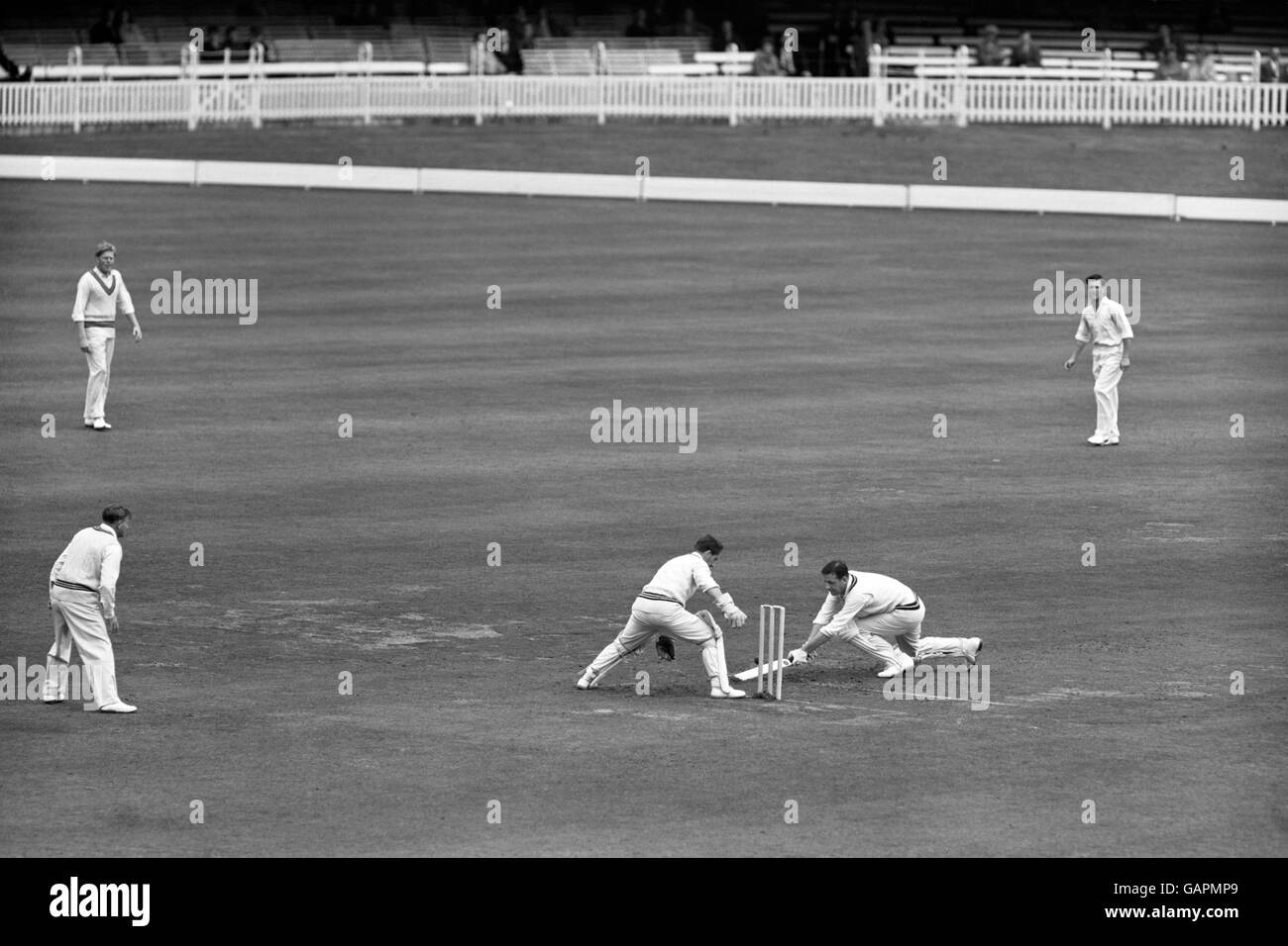 Con il suo punteggio a 41, Robert Alec Gale di Middlesex perde un grande successo di Brian Anthony Langford e riesce a raggiungere la sua crease per vedere la palla di stretta perdere i suoi colpi., il Wicket Keeper in Harold Stephenson. Foto Stock