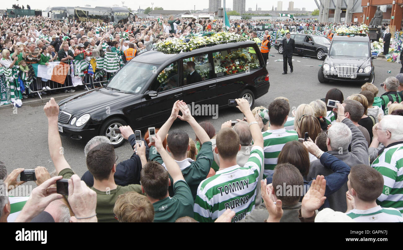 Funerale di Tommy Burns. La processione funebre della leggenda celtica Tommy Burns passa davanti al Celtic Park a Glasgow. Foto Stock