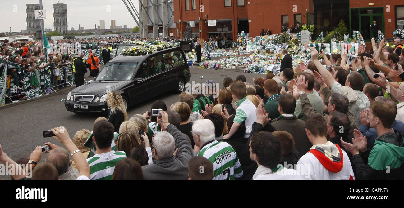 La processione funeraria della leggenda celtica Tommy Burns oltrepassa il Celtic Park a Glasgow. Foto Stock
