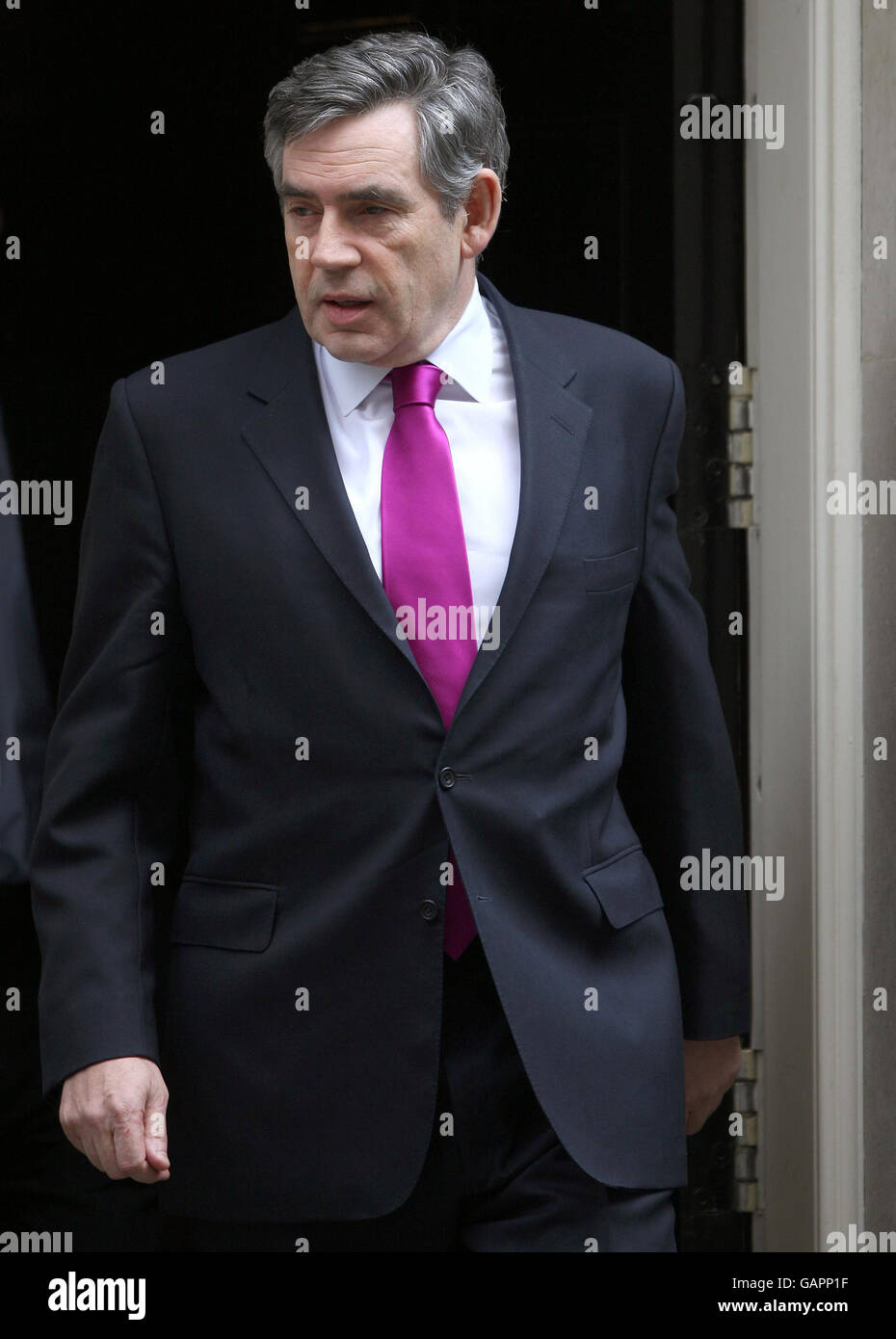 Il primo Ministro Gordon Brown lascia Downing Street, Londra, per le interrogazioni dei primi Ministri alla Camera dei Comuni. Foto Stock