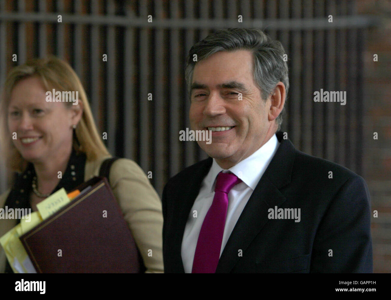 Il primo Ministro Gordon Brown lascia Downing Street, Londra, per le interrogazioni dei primi Ministri alla Camera dei Comuni. Foto Stock