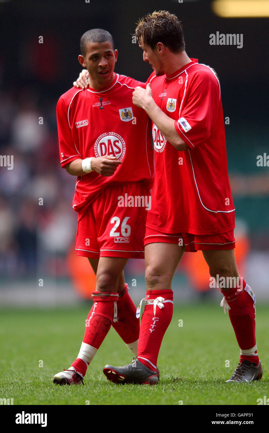 l-r; i due goalscorer di Bristol City Liam Roser e Lee Peacock festeggiano alla fine della partita Foto Stock