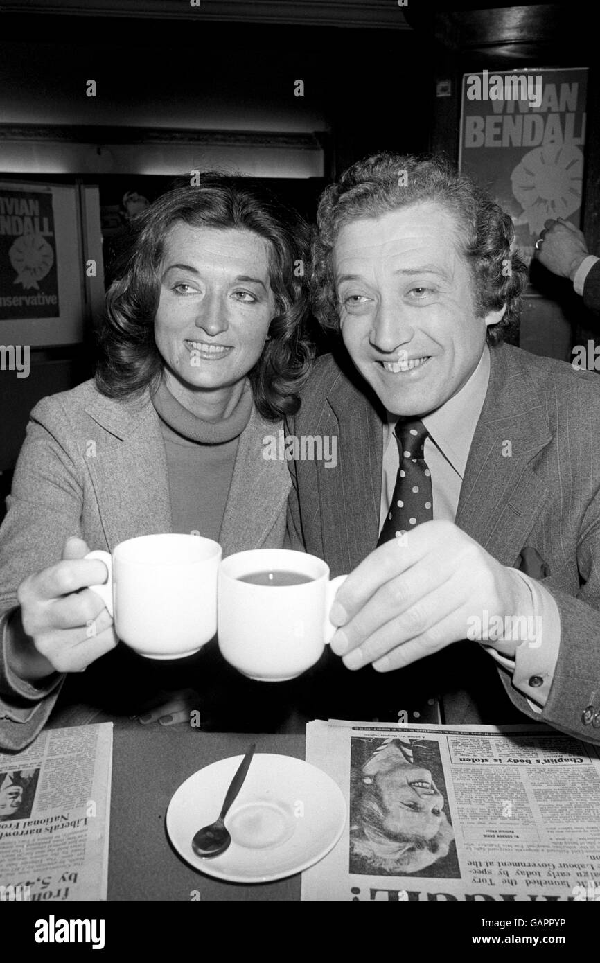 Vittoria tostato in tè questa mattina da Vivian Bendall, 39, il nuovo deputato conservatore per Ilford North, e sua moglie Ann. Foto Stock