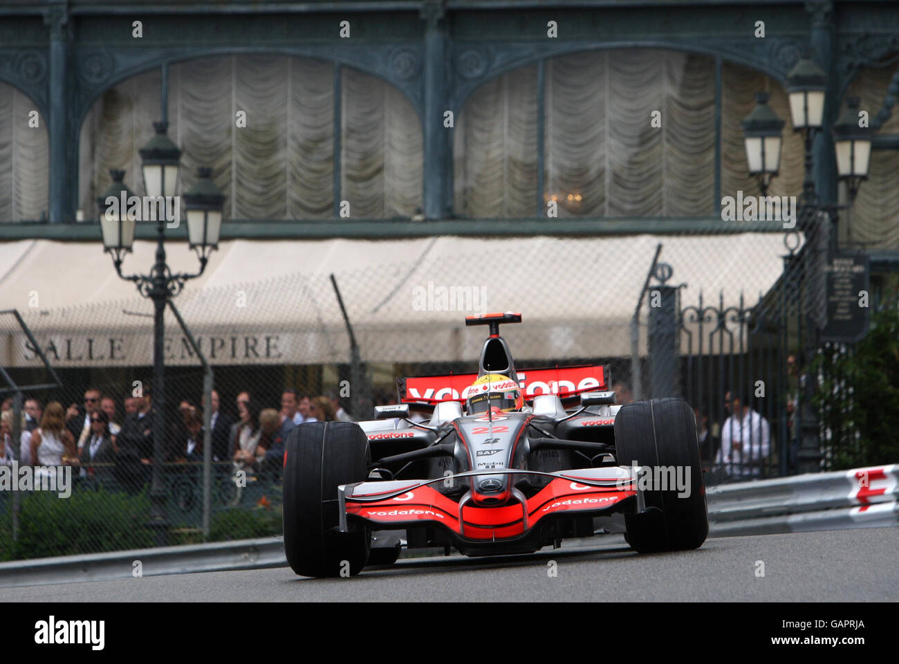 Formula uno Motor Racing - Gran Premio di Monaco - gara - Monte Carlo. Lewis Hamilton della Gran Bretagna passa attraverso Casino Square sulla strada della vittoria durante il Gran Premio di Monte Carlo, Monaco. Foto Stock