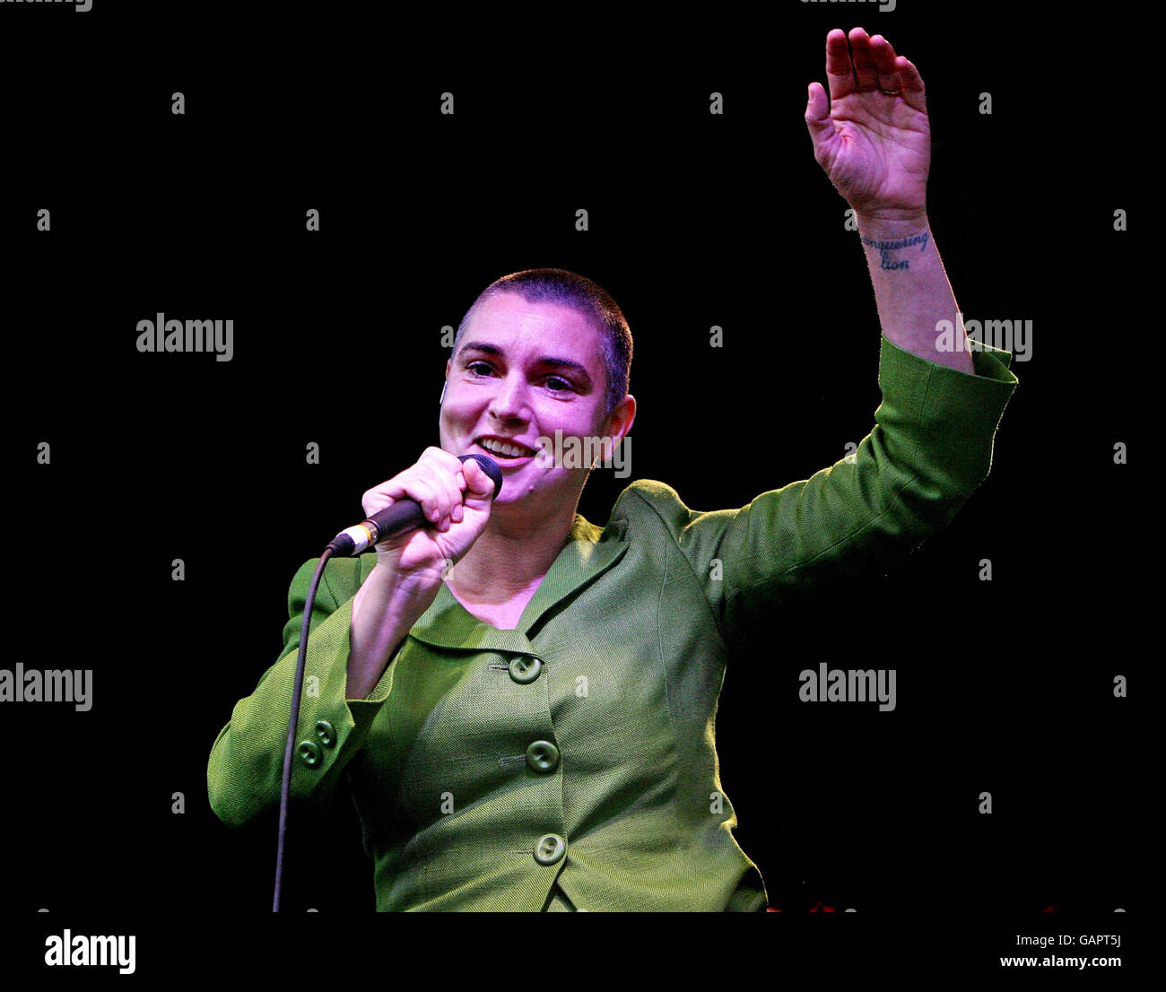 Sinead o'Connor si porta sul palco per il finale dell'odierna festa dell'Africa al Castello di Dublino. Foto Stock