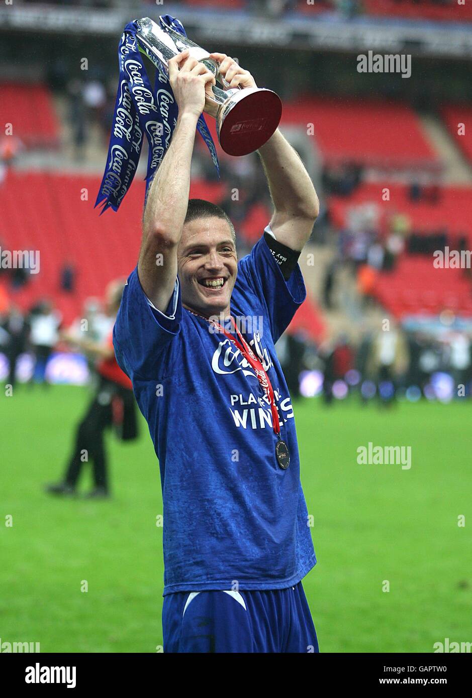 Calcio - Coca-Cola Football League Two - Gioca fuori - finale - Stockport County / Rochdale - Stadio di Wembley. Il capitano della contea di Stockport, Gareth Owen, festeggia con la coppa di gioco della lega 2 Foto Stock