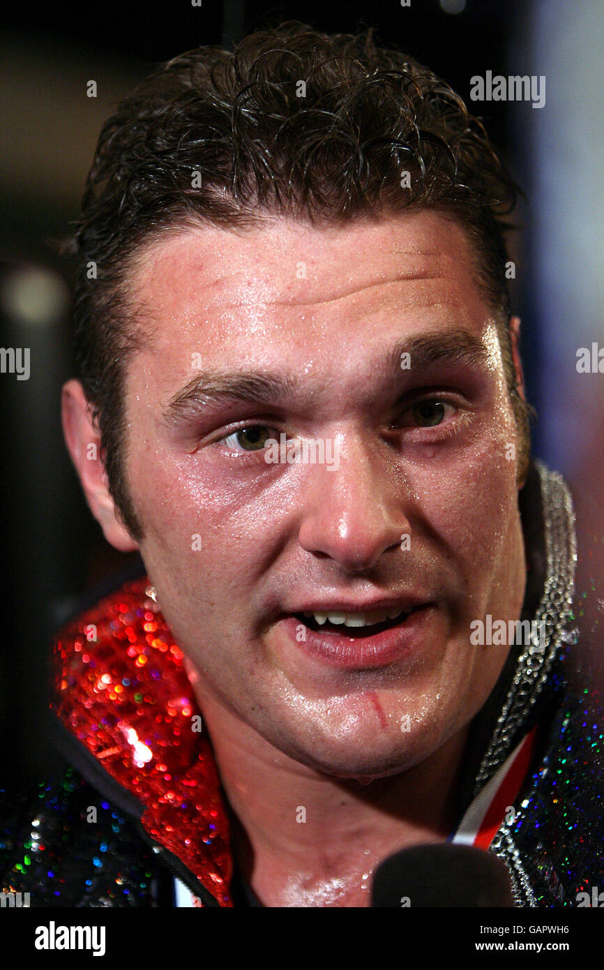 Tyson Fury dà un'intervista dopo la sua vittoria su Damien Campbell. Foto Stock