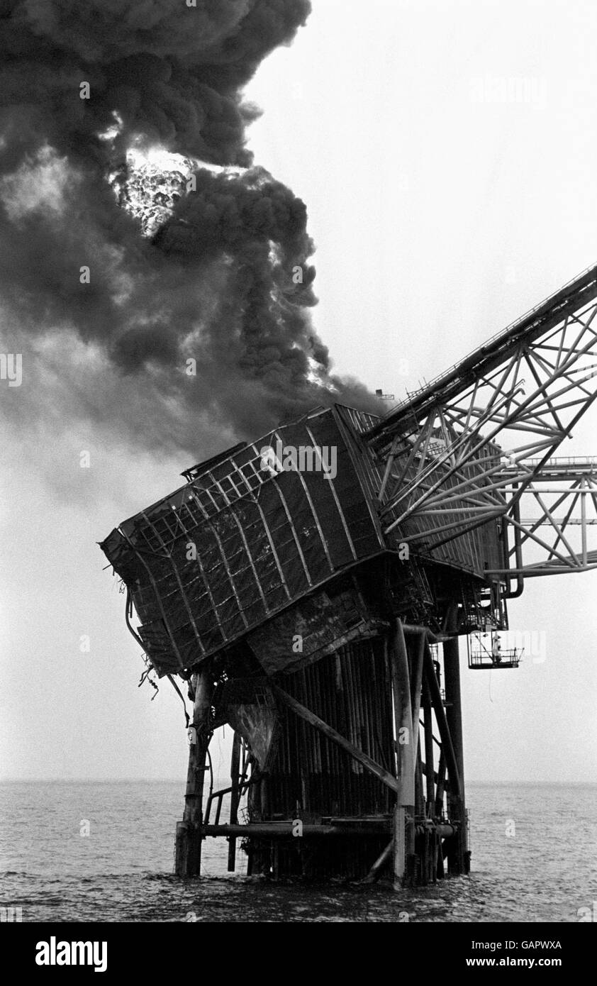 Incidenti e catastrofi - Esplosione/Fire - Piper Alpha Oil Rig Disaster - Mare del Nord - 1988 Foto Stock