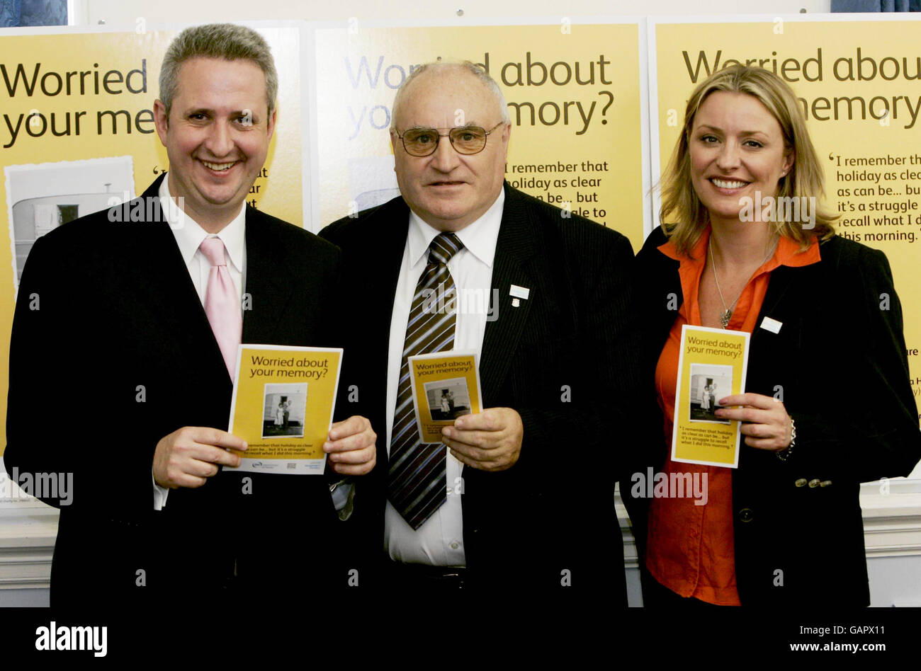 (Da sinistra a destra) Ministro della Sanità Ivan Lewis, Keith Turner, un malato di demenza e attrice EastEnders Laurie Brett al lancio della Società di Alzheimer 'preoccupato per la vostra memoria?' Campagna a One Birdcage Walk, Westminster, Londra. Foto Stock