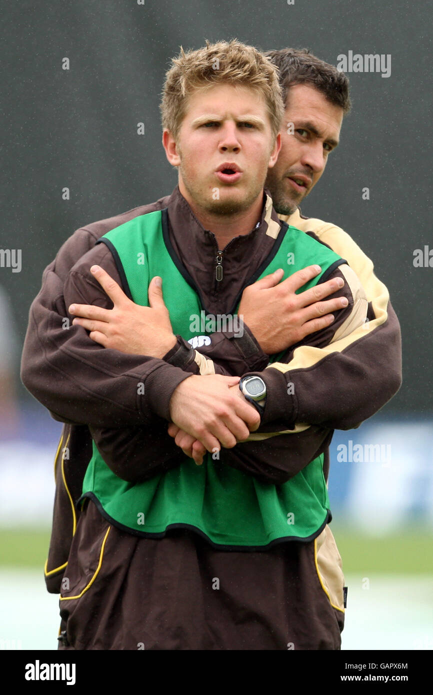 Surrey Fitness Coach Chiesa opaca (a destra) e Stuart Meaker durante il riscaldamento Foto Stock