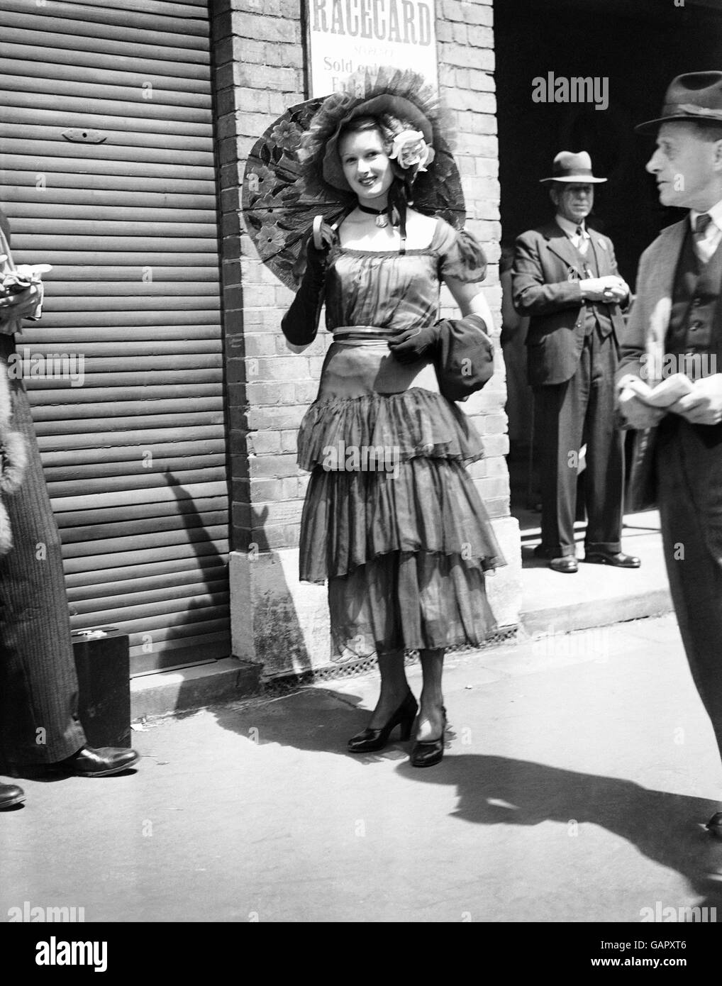 Corse ippiche, Royal Ascot 1948. Elizabeth Shelley mostra il suo vestito a Royal Ascot. Foto Stock