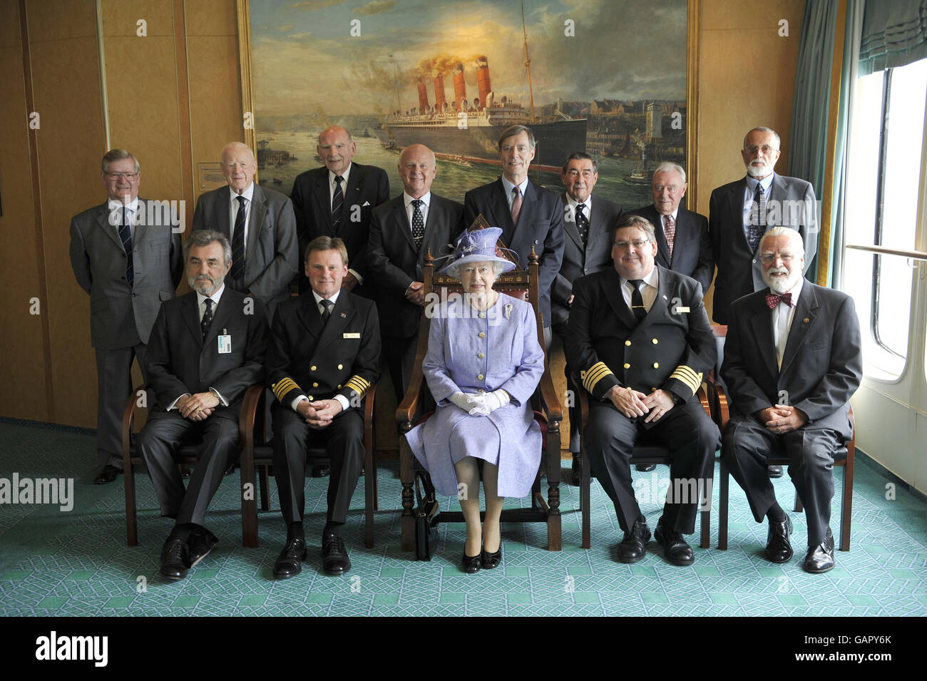 La regina britannica Elisabetta II con gli ex capitani del QEII (fila posteriore sinistra a destra) Capt Keith Stanley, il capitano Robert Arnott, Capt Robin Woodhall, Capt Nicholas Bates, Capt Roy Heath, CAPT Laurence Portet, Capt Peter Jackson e Capt Roland Hasell. (Prima fila da sinistra a destra) Commodore John Burton-Hall, Capt Ian McNaught, Capt David Perkins e Commodore Ron Warwick durante la sua visita finale alla linea della Regina Elisabetta II ai moli di Southampton. Foto Stock