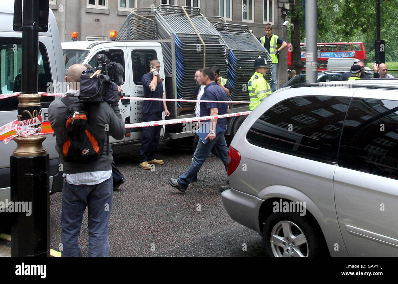 Agenti di polizia raid Park Lane Safe Deposit, Mayfair in relazione a operazioni sospette di riciclaggio di denaro, Londra. La polizia ha iniziato a cercare circa 7,000 cassette di sicurezza oggi in un'operazione 'senza precedenti' su larga scala per ridurre il riciclaggio di denaro. Foto Stock