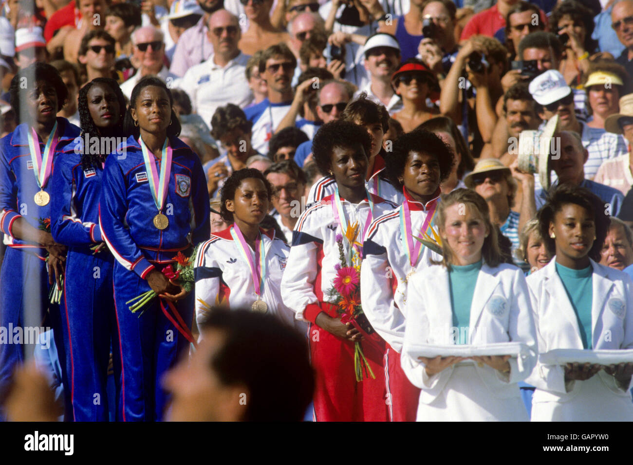 La squadra di relè 4x100m della Gran Bretagna che ha vinto la medaglia di bronzo ai Giochi Olimpici di Los Angeles. Da sinistra, in tute rosse e bianche, Simone Jacobs, Beverley Goddard, Kathy Smallwood-Cook (nascosto dietro Goddard) e Heather Hunte. Foto Stock