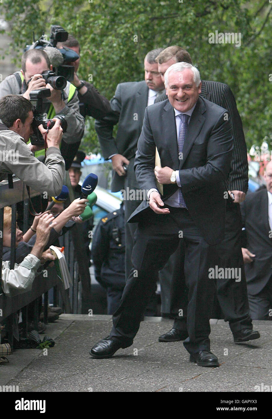 L'ex Taoiseach Bertie Ahern (fronte) arriva al tribunale di Mahon a Dublino. Foto Stock