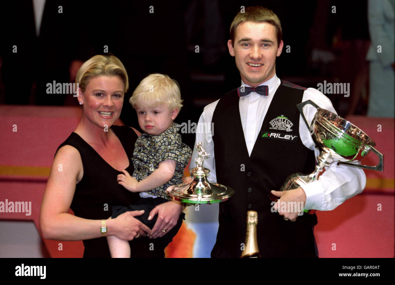 Stephen Hendry celebra la vittoria del Campionato del mondo contro Mark Williams Con la moglie Mandy e il figlio Blaine Foto Stock