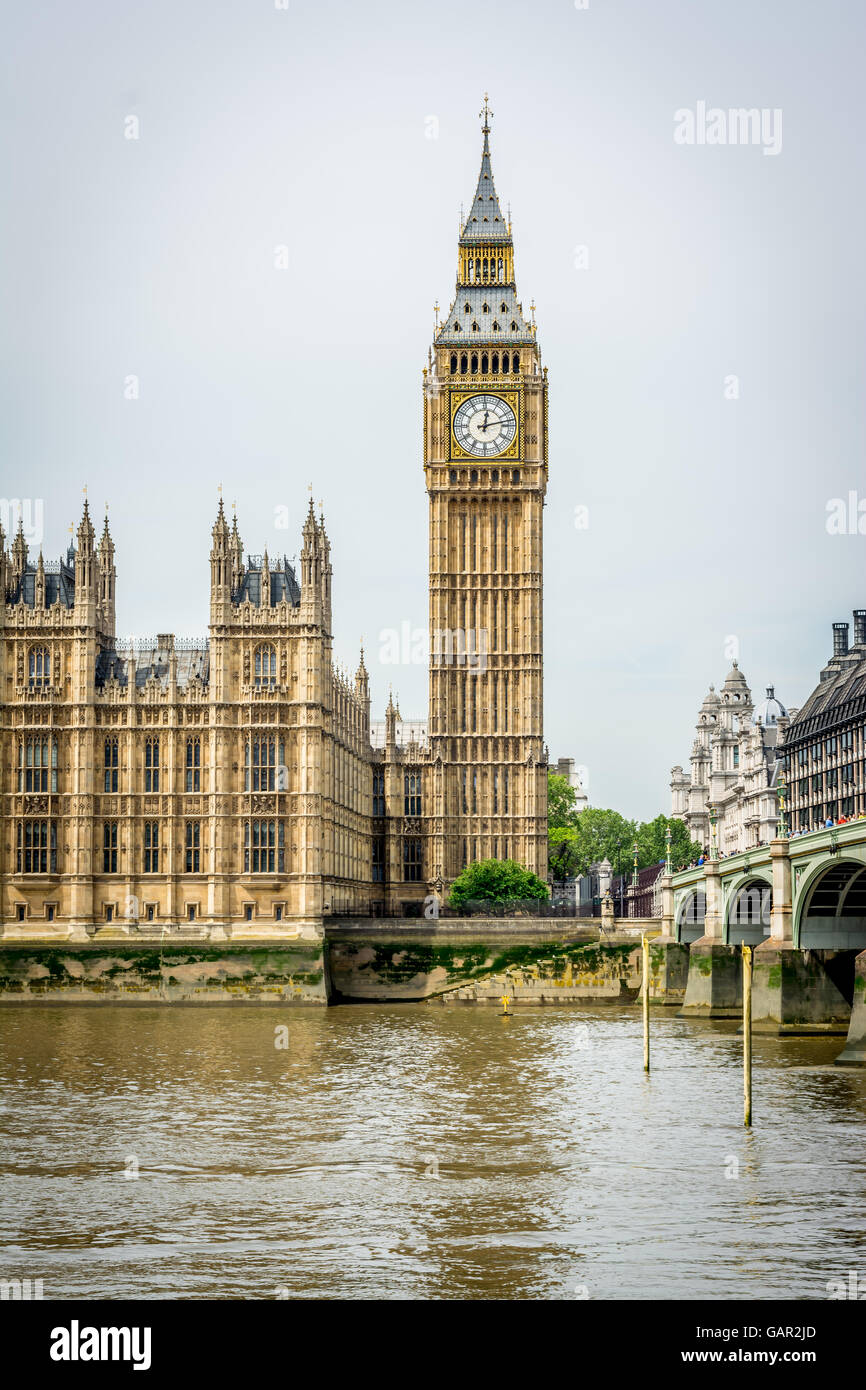 Paesaggio urbano verticale di Londra con il famoso Big Ben dal Westminster Bridge. Big Ben è il soprannome per la grande campana di th Foto Stock