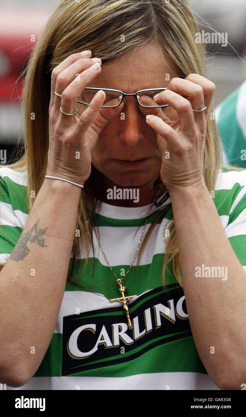 I fan lasciano tributi per Tommy Burns al Celtic Park di Glasgow. Foto Stock