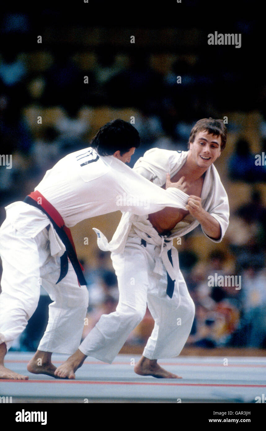 Judo - Giochi Olimpici di Mosca - Divisione peso leggero. Medaglia d'argento Neil Adams della Gran Bretagna (r) in azione Foto Stock
