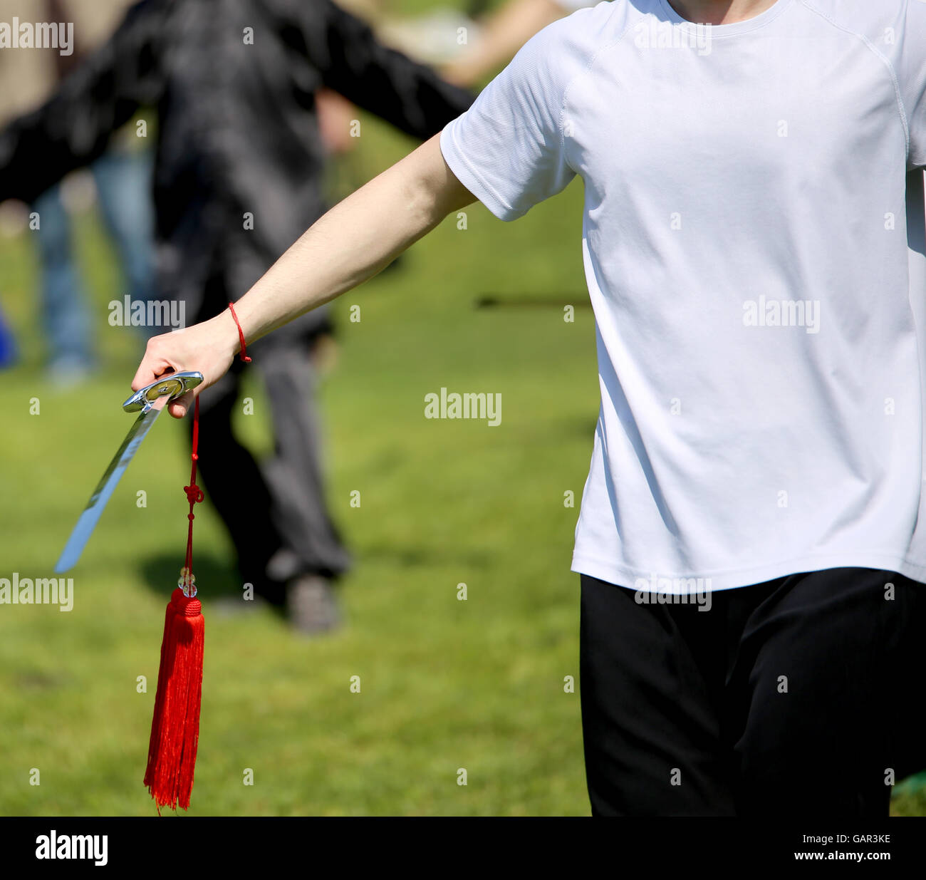 Tai Chi arti marziali esperto atleta rende gli spostamenti con la spada affilata Foto Stock