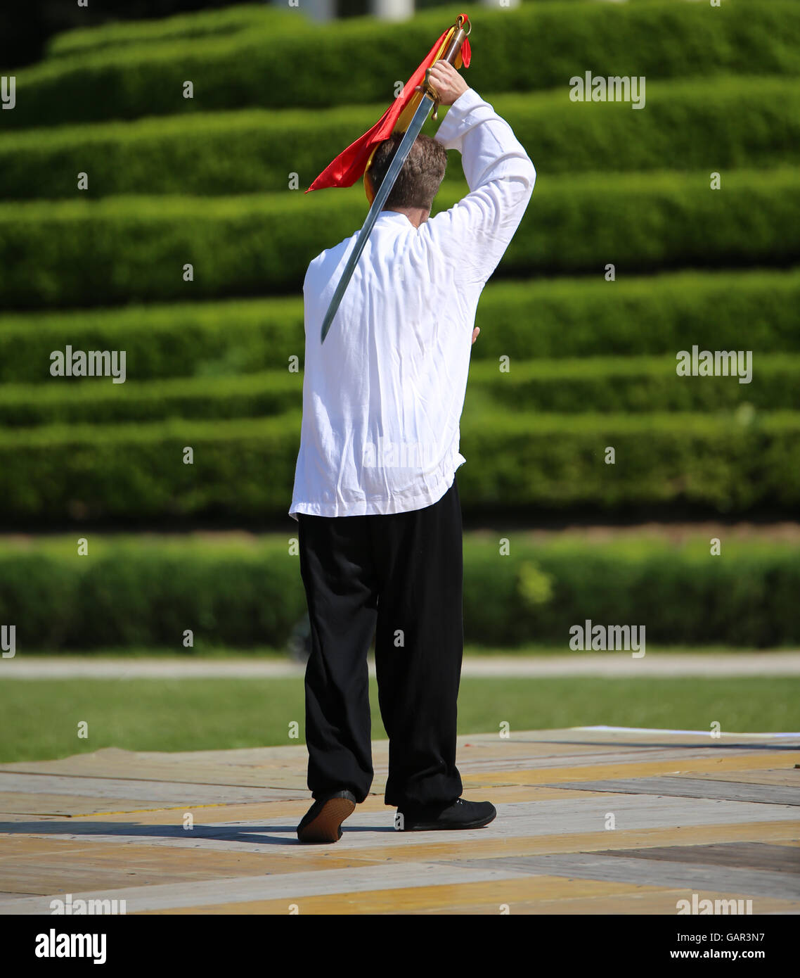 Esperto maestro di arti marziali Tai Chi è la formazione con spada affilata Foto Stock